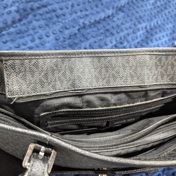 Used MICHAEL KORS Jet Set Zip Tote in Black/Grey Leather - Picture 15 of 16